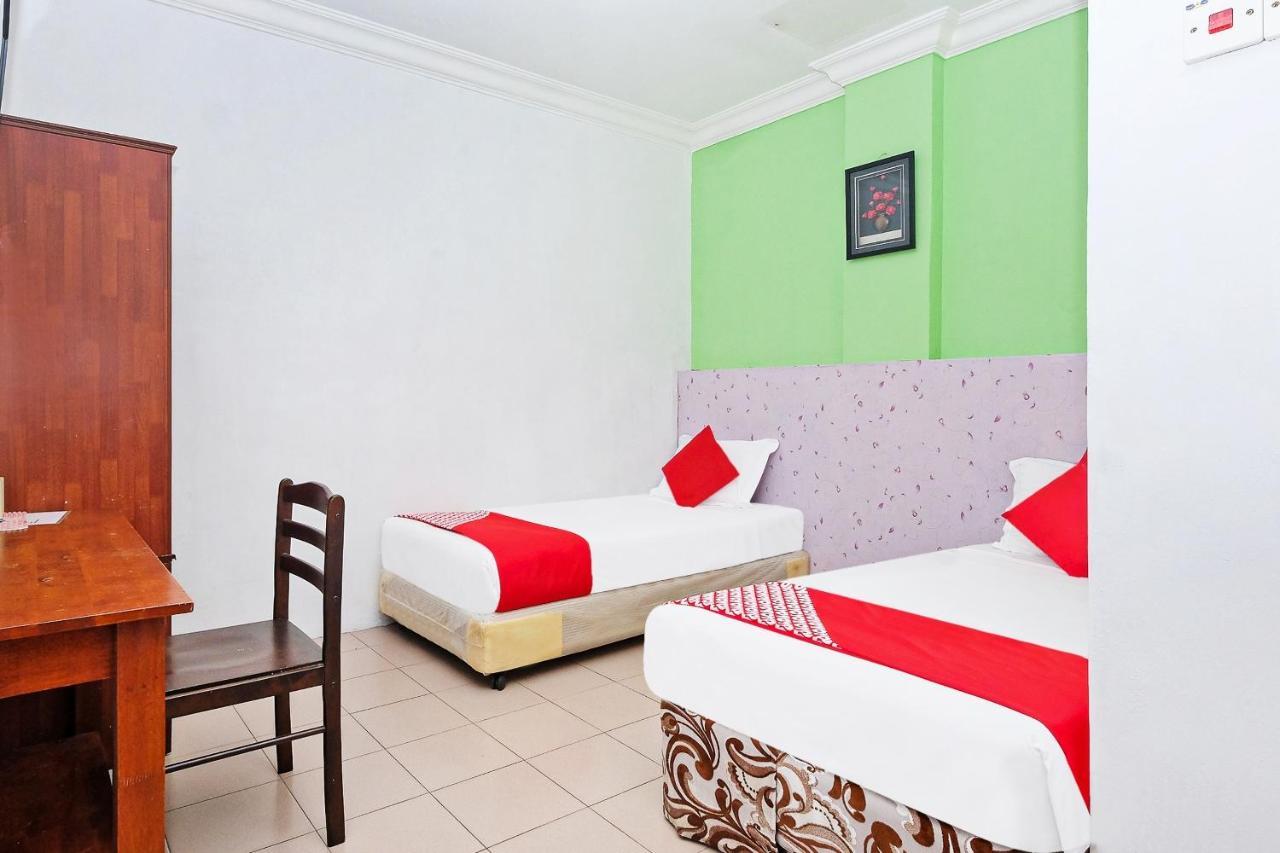 Oyo 850 Gold Star Hotel Chukai Exterior photo