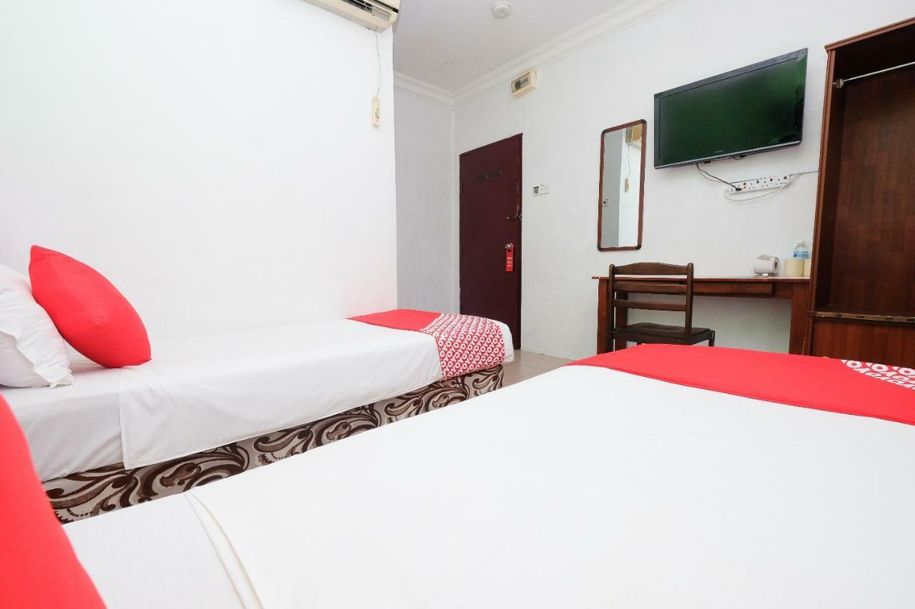 Oyo 850 Gold Star Hotel Chukai Exterior photo