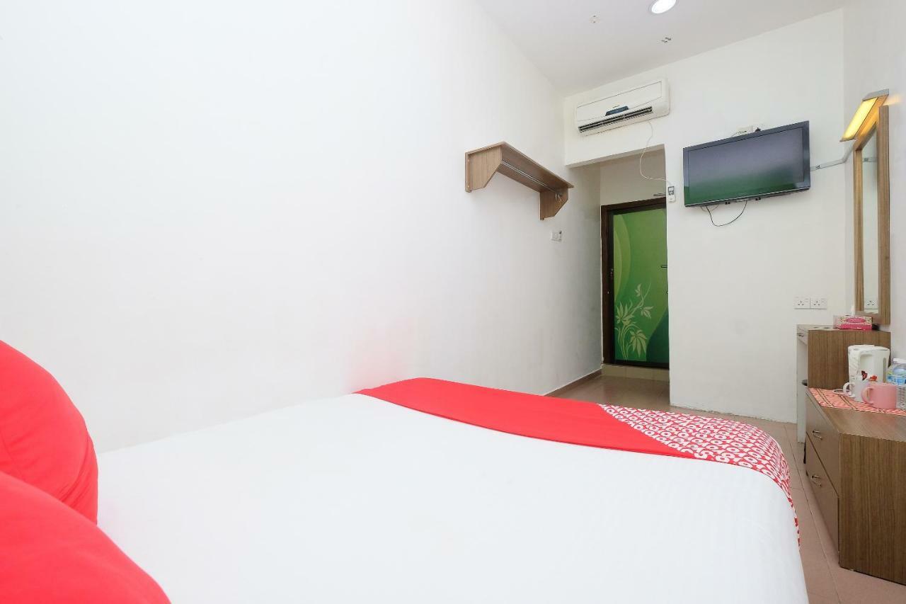 Oyo 850 Gold Star Hotel Chukai Exterior photo