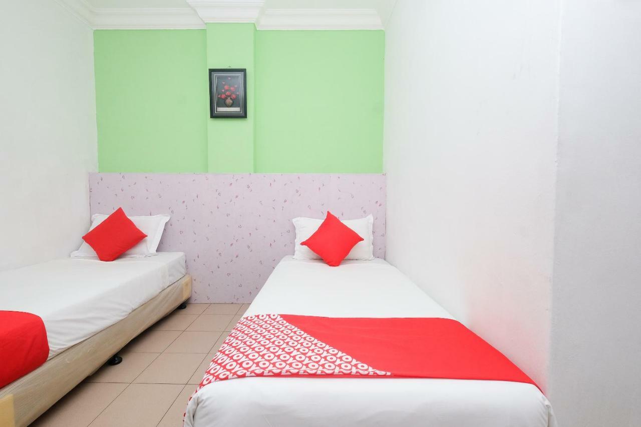 Oyo 850 Gold Star Hotel Chukai Exterior photo