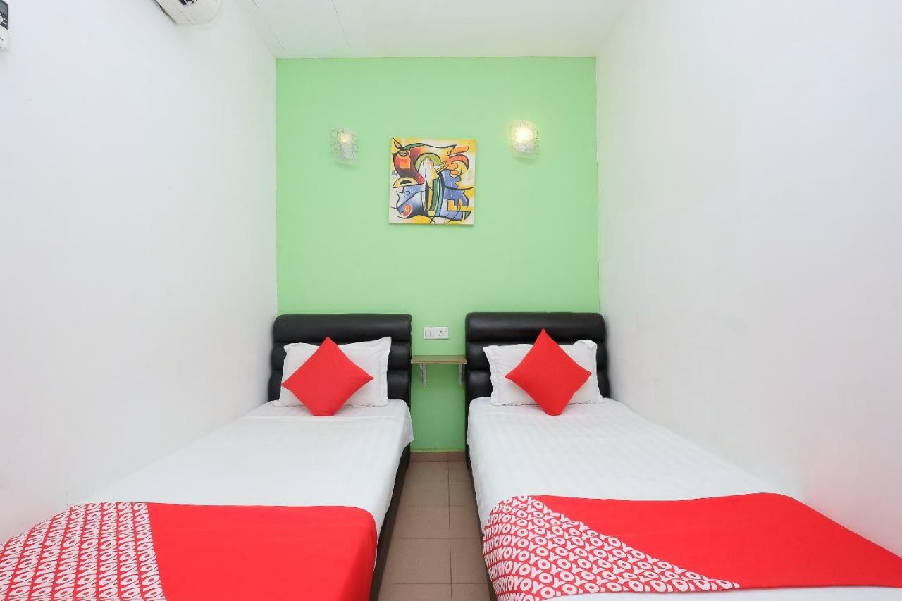 Oyo 850 Gold Star Hotel Chukai Exterior photo